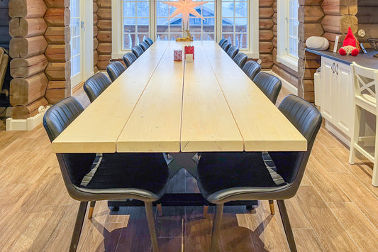 Kundanpassat matbord till fjällstuga